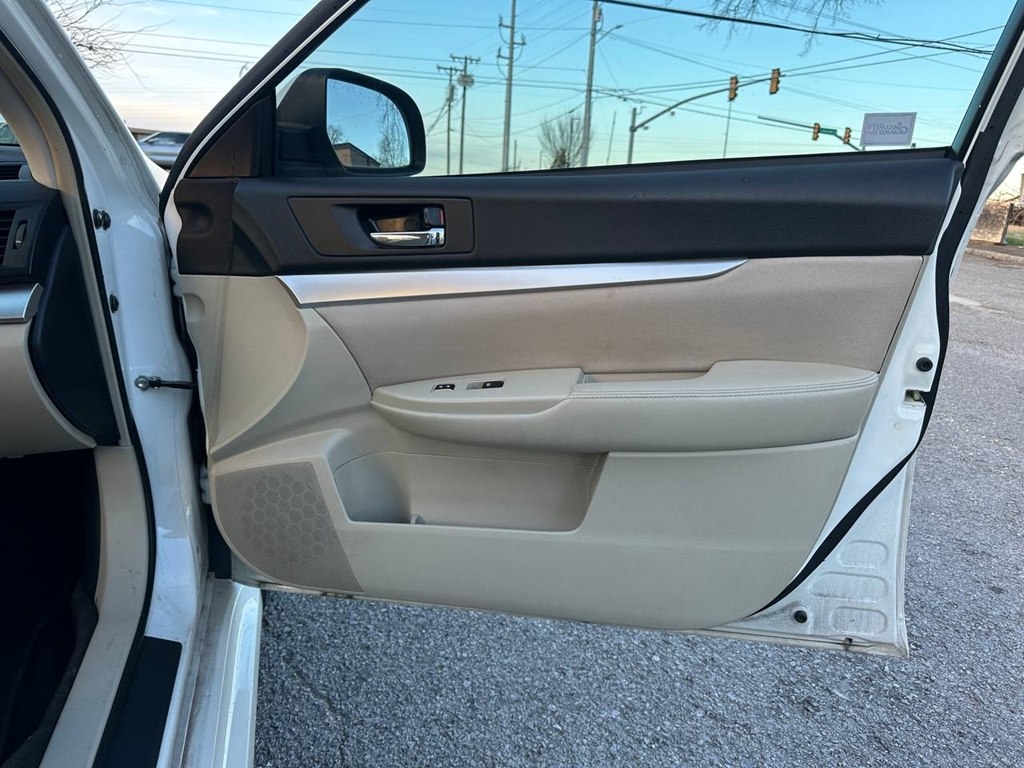 Subaru Legacy 4dr Sdn H4 Auto 2.5i Premium 2014