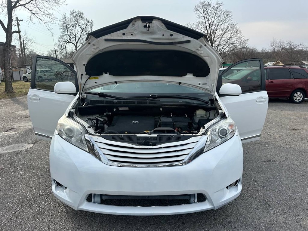 Toyota Sienna 5dr 8-Pass Van LE FWD (Natl) 2015