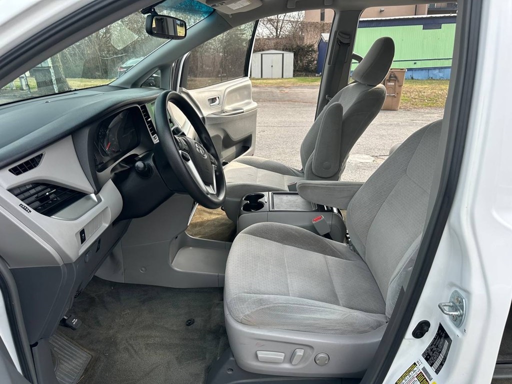 Toyota Sienna 5dr 8-Pass Van LE FWD (Natl) 2015