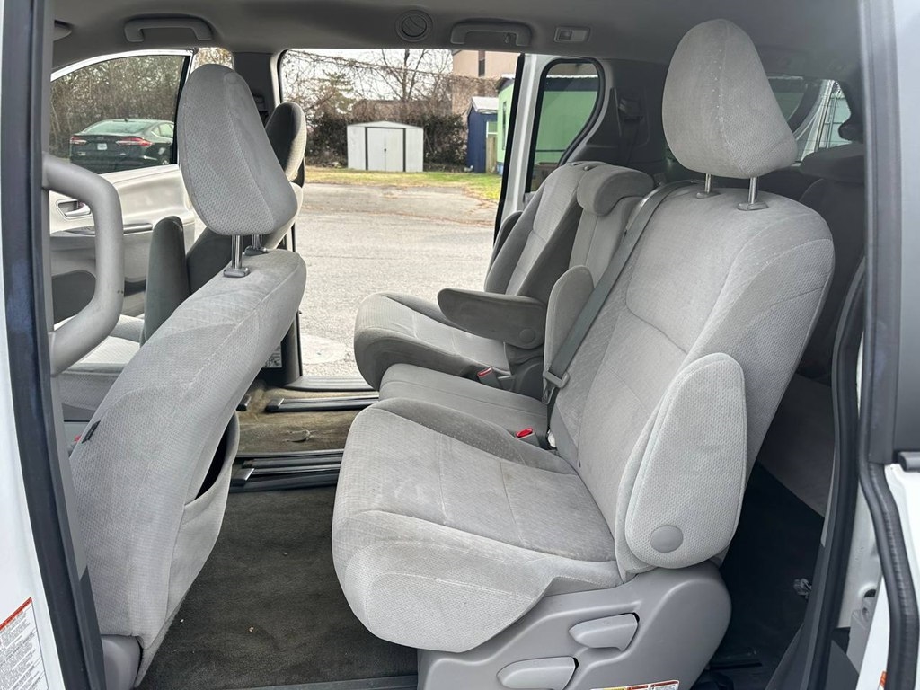 Toyota Sienna 5dr 8-Pass Van LE FWD (Natl) 2015