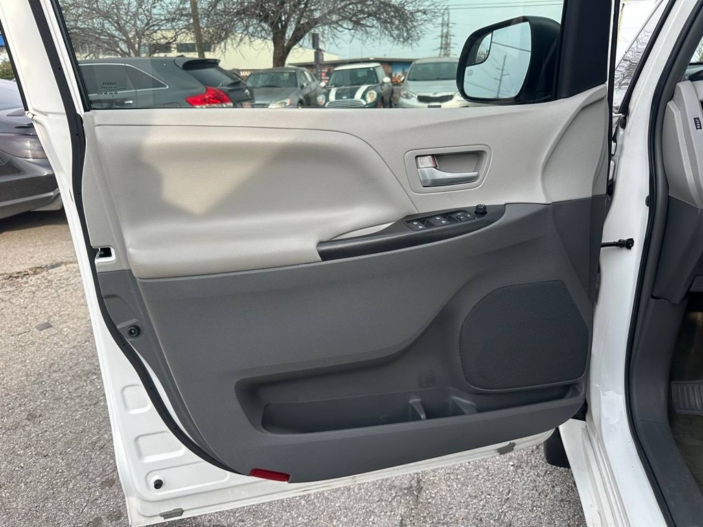 Toyota Sienna 5dr 8-Pass Van LE FWD (Natl) 2015