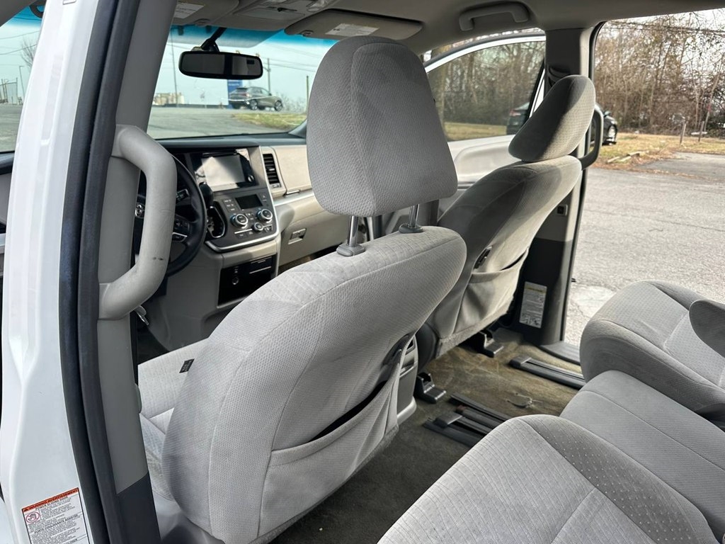 Toyota Sienna 5dr 8-Pass Van LE FWD (Natl) 2015