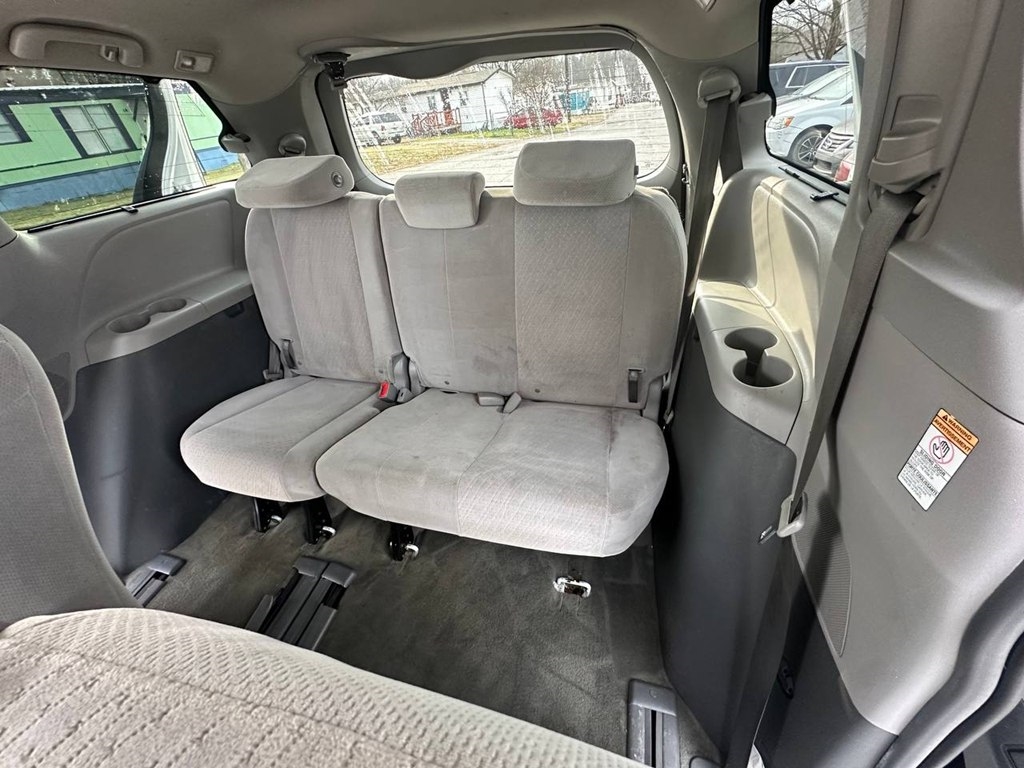 Toyota Sienna 5dr 8-Pass Van LE FWD (Natl) 2015