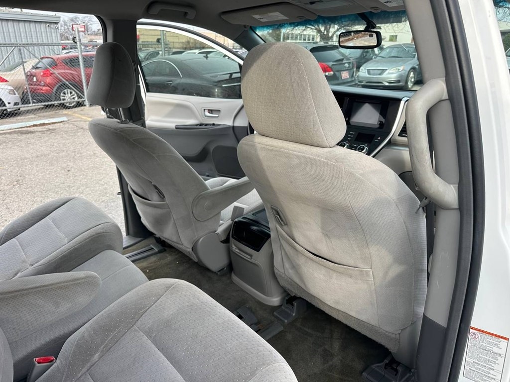 Toyota Sienna 5dr 8-Pass Van LE FWD (Natl) 2015