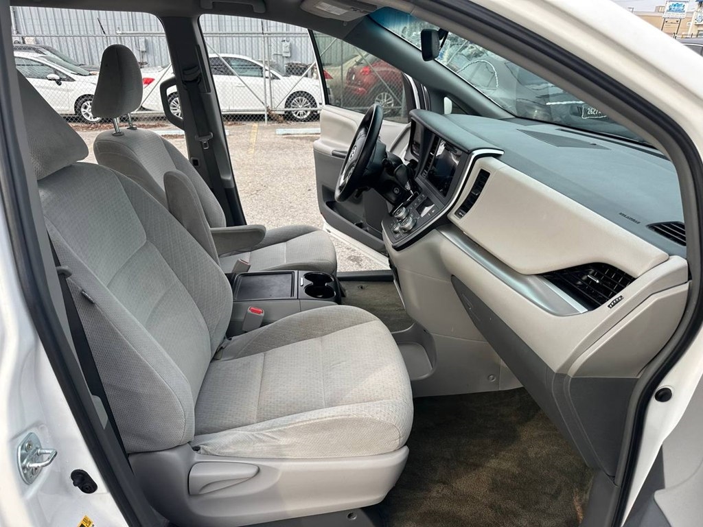 Toyota Sienna 5dr 8-Pass Van LE FWD (Natl) 2015