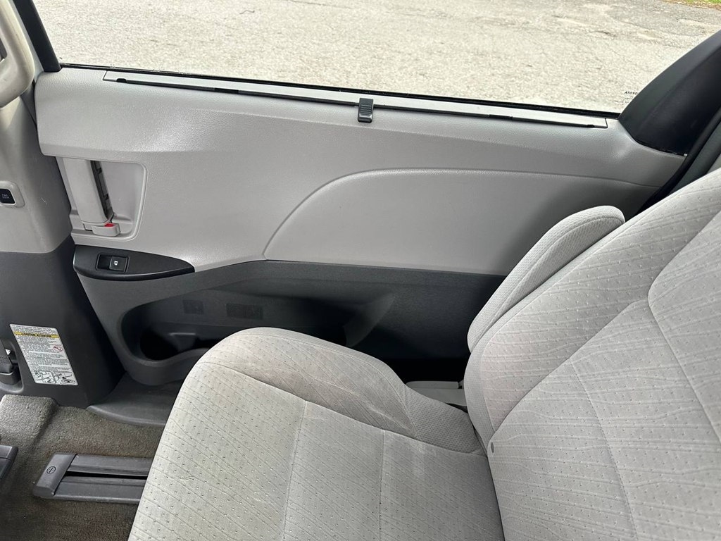 Toyota Sienna 5dr 8-Pass Van LE FWD (Natl) 2015