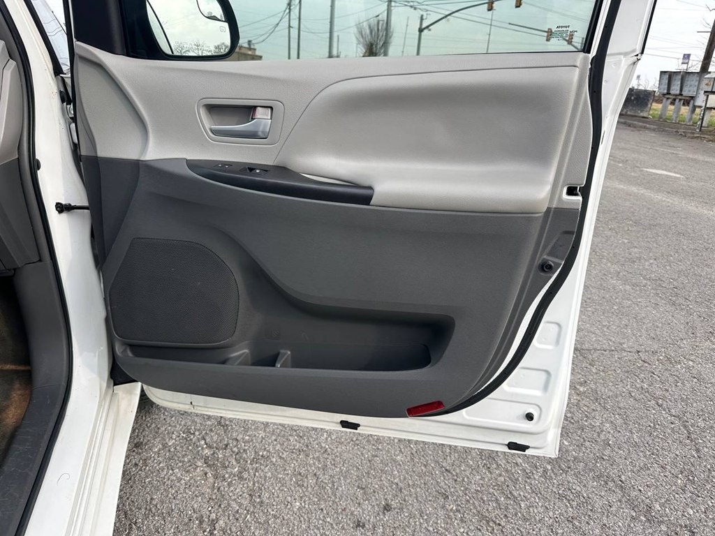 Toyota Sienna 5dr 8-Pass Van LE FWD (Natl) 2015