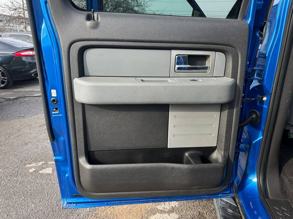 Ford F-150 4WD SuperCrew 145" Platinum 2011