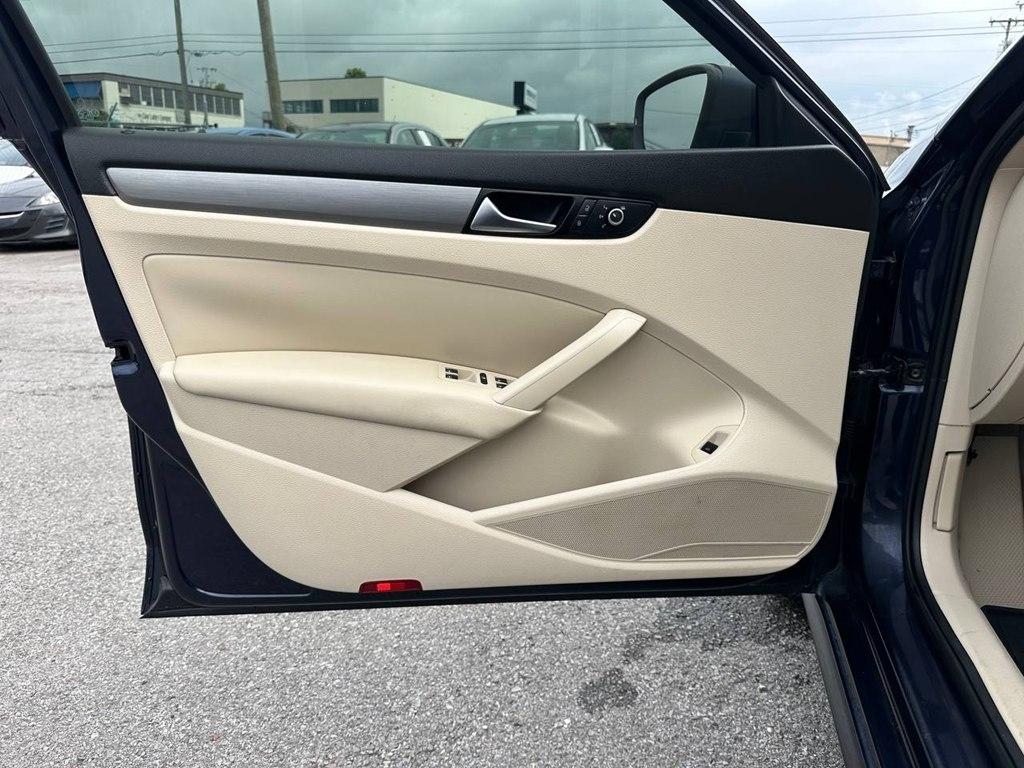 Volkswagen Passat 4dr Sdn 1.8T Auto Sport 2015