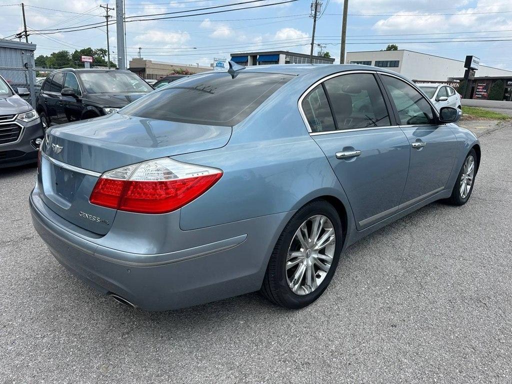 Hyundai Genesis 4dr Sdn V8 2011