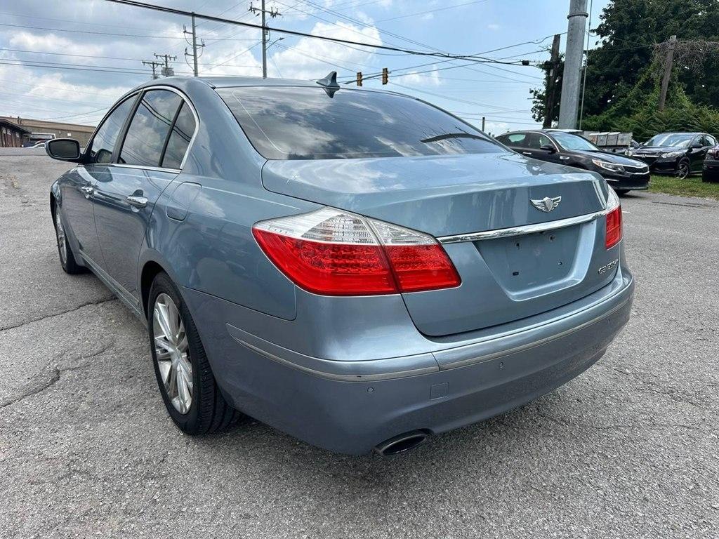 Hyundai Genesis 4dr Sdn V8 2011