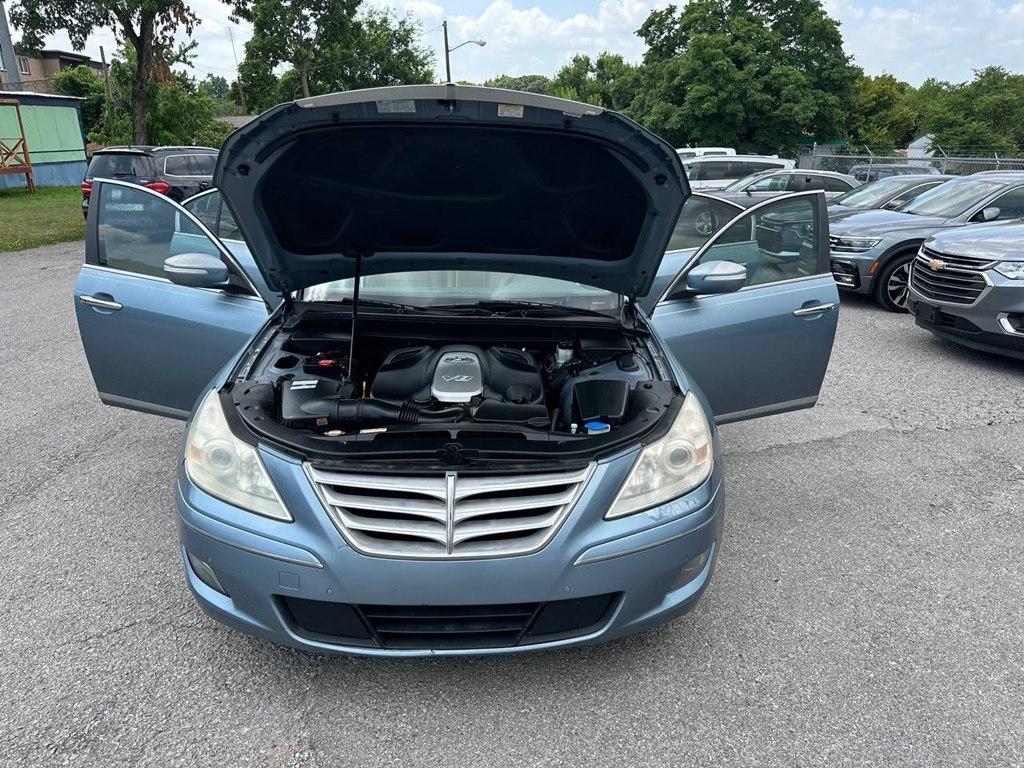 Hyundai Genesis 4dr Sdn V8 2011