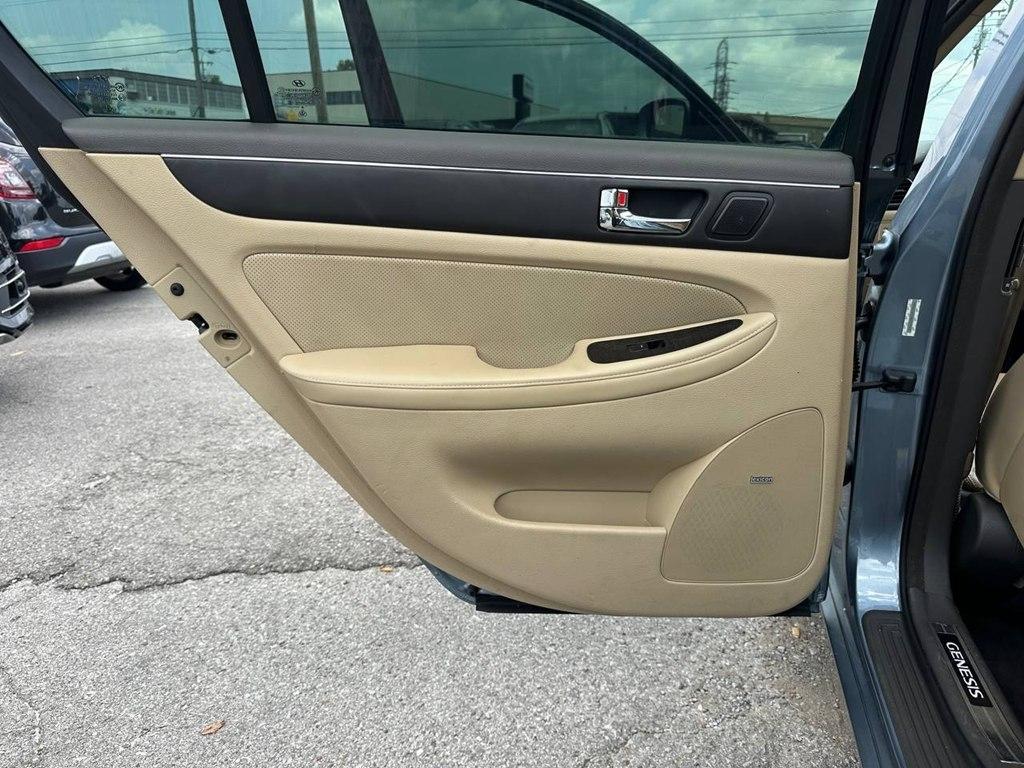 Hyundai Genesis 4dr Sdn V8 2011