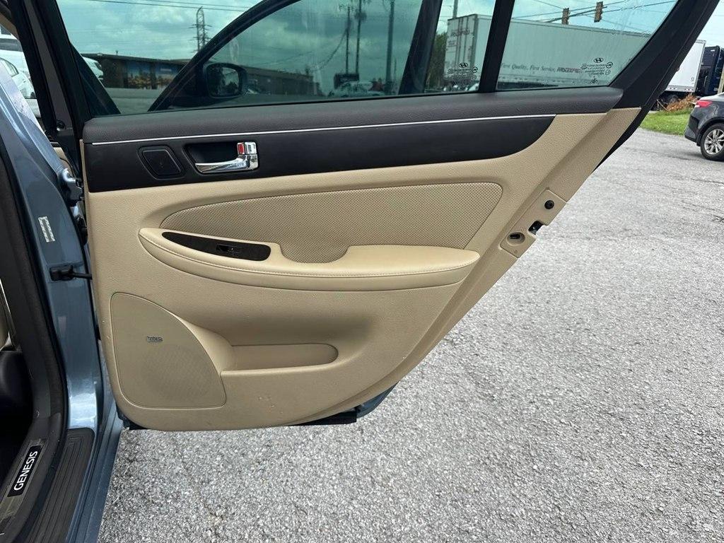 Hyundai Genesis 4dr Sdn V8 2011