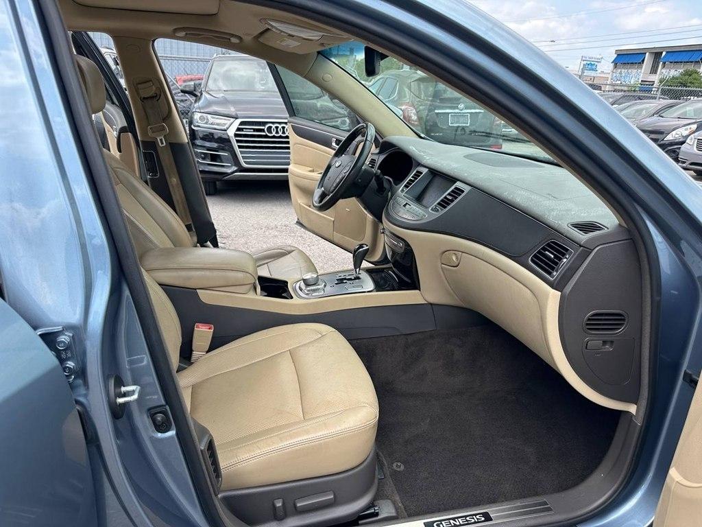 Hyundai Genesis 4dr Sdn V8 2011