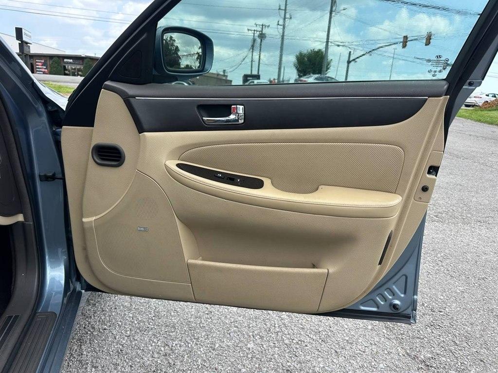Hyundai Genesis 4dr Sdn V8 2011