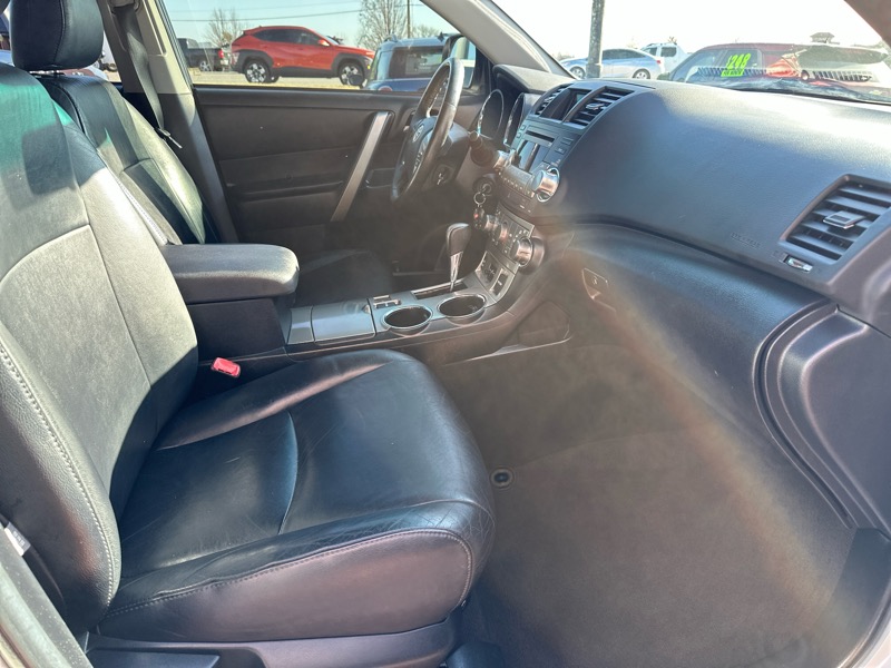 Toyota Highlander SE FWD V6 2012