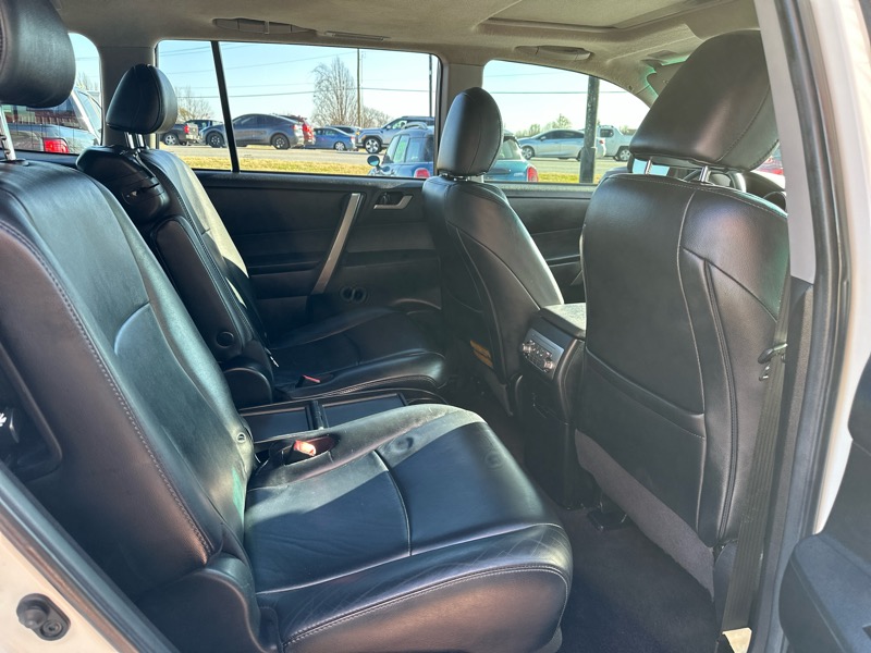 Toyota Highlander SE FWD V6 2012