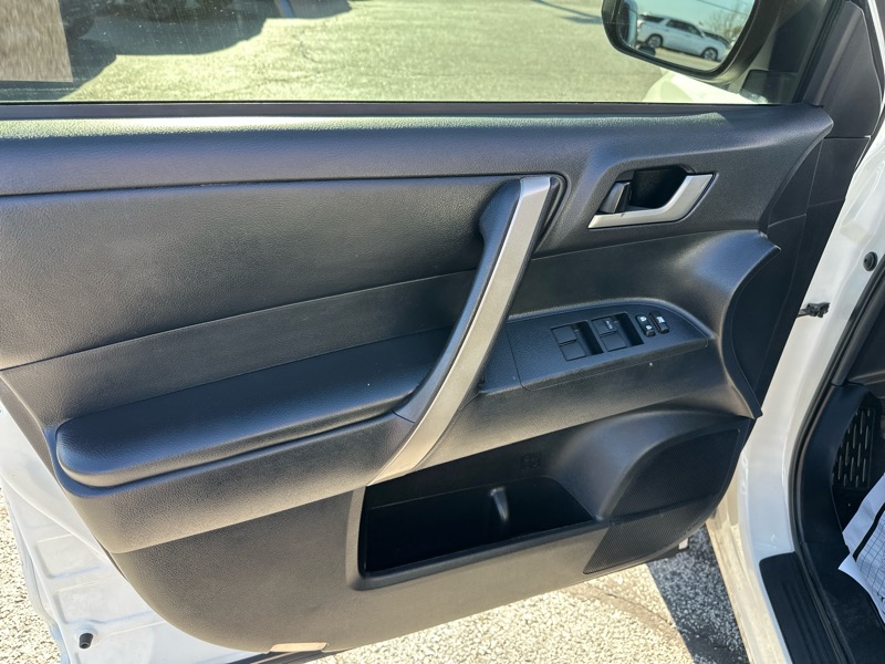 Toyota Highlander SE FWD V6 2012