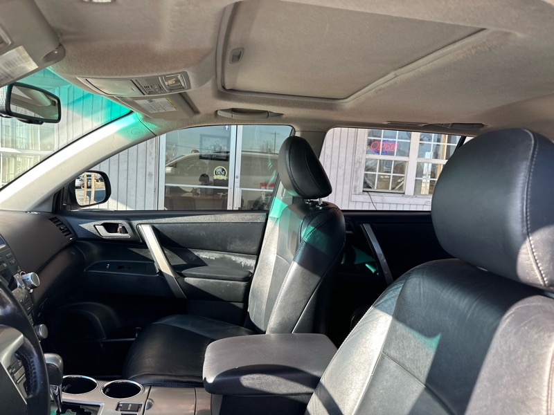 Toyota Highlander SE FWD V6 2012