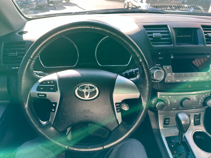Toyota Highlander SE FWD V6 2012