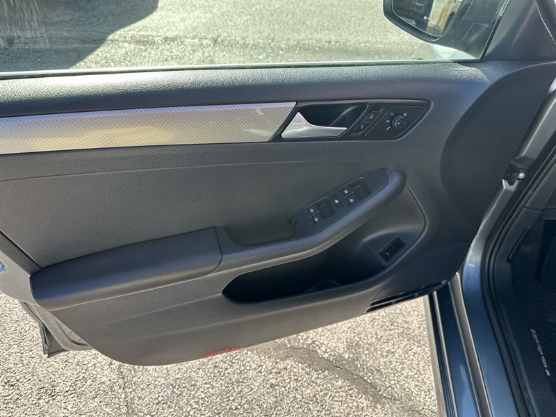 Volkswagen Jetta 1.4T SE 6A 2017