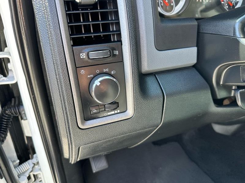 RAM 1500 Tradesman 4x4 Crew Cab 6'4" Box 2016