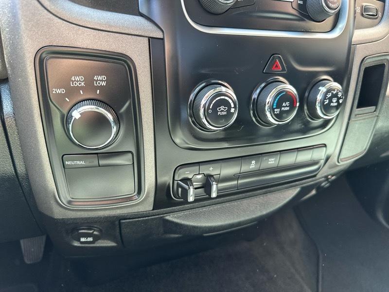 RAM 1500 Tradesman 4x4 Crew Cab 6'4" Box 2016