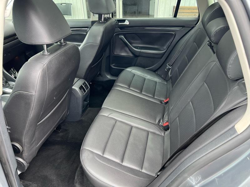 Volkswagen Jetta SportWagen 2.5L SE 2011