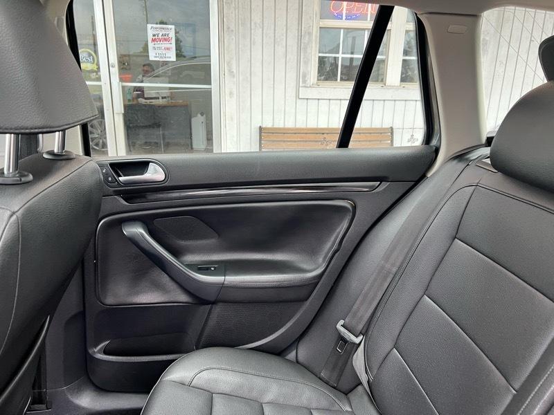 Volkswagen Jetta SportWagen 2.5L SE 2011