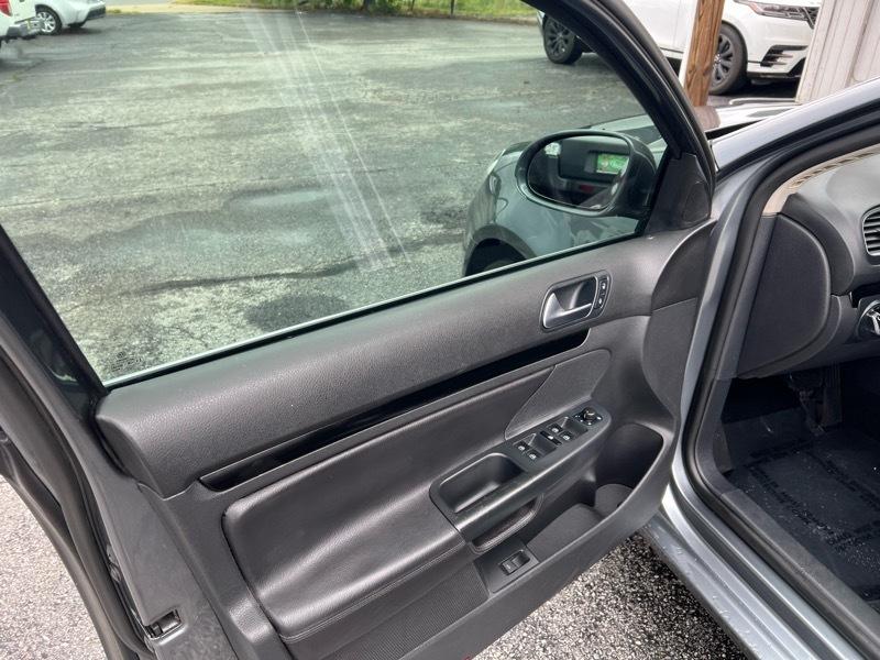 Volkswagen Jetta SportWagen 2.5L SE 2011