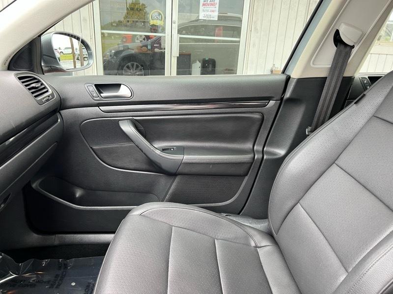 Volkswagen Jetta SportWagen 2.5L SE 2011
