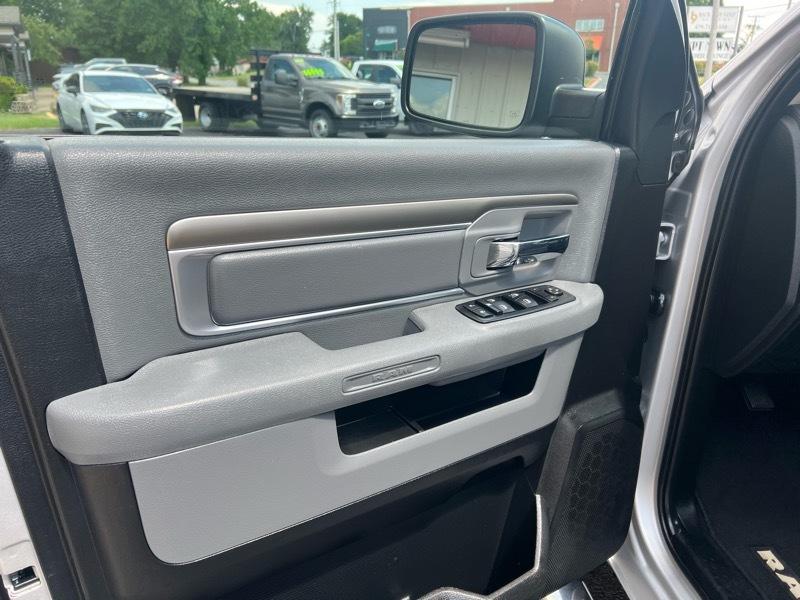 RAM 1500 SLT Quad Cab 4WD 2015