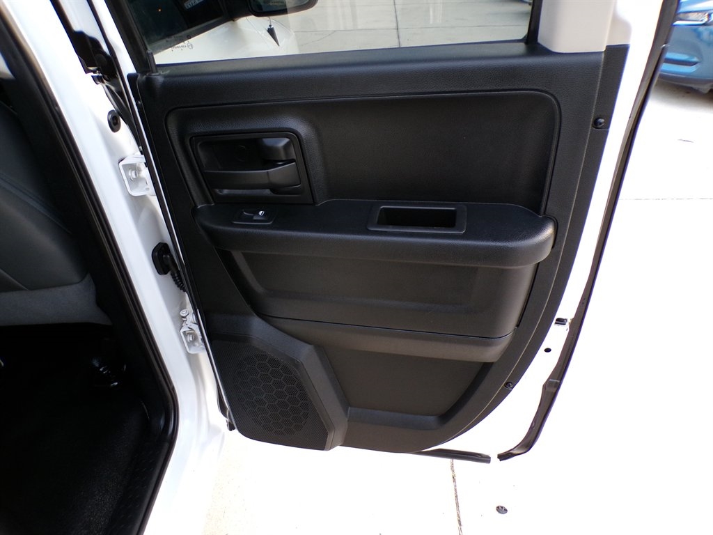 RAM 1500 Tradesman 4x2 Quad Cab 6'4" Box 2018