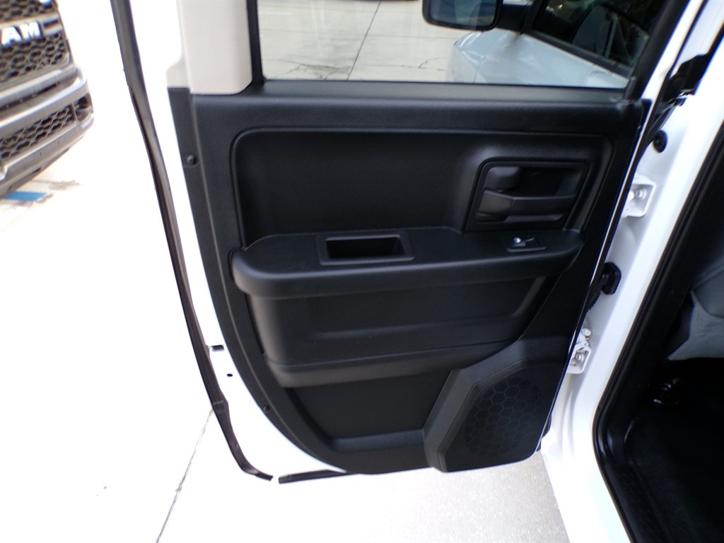 RAM 1500 Tradesman 4x2 Quad Cab 6'4" Box 2018