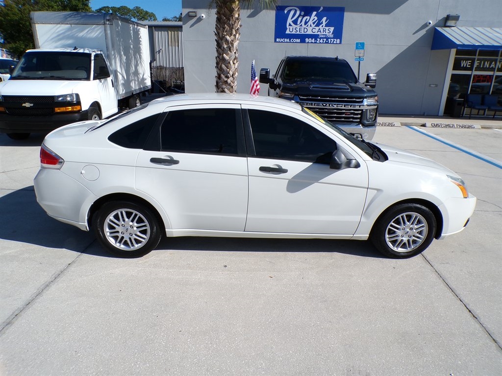 Ford Focus 4dr Sdn SE 2009