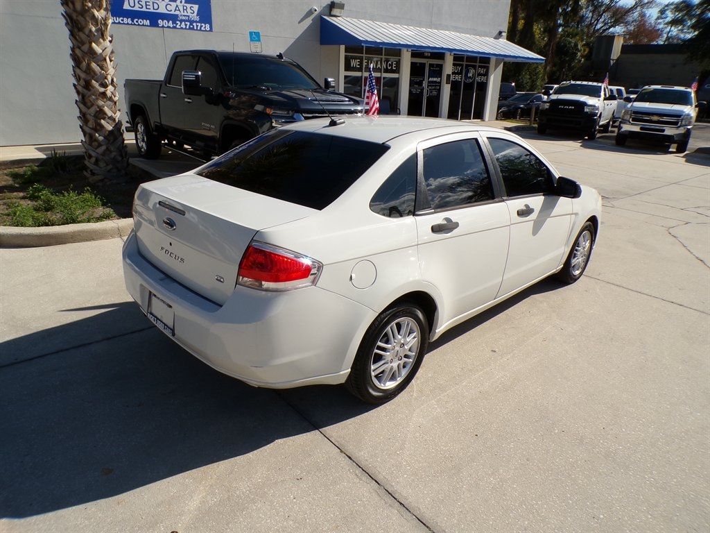 Ford Focus 4dr Sdn SE 2009