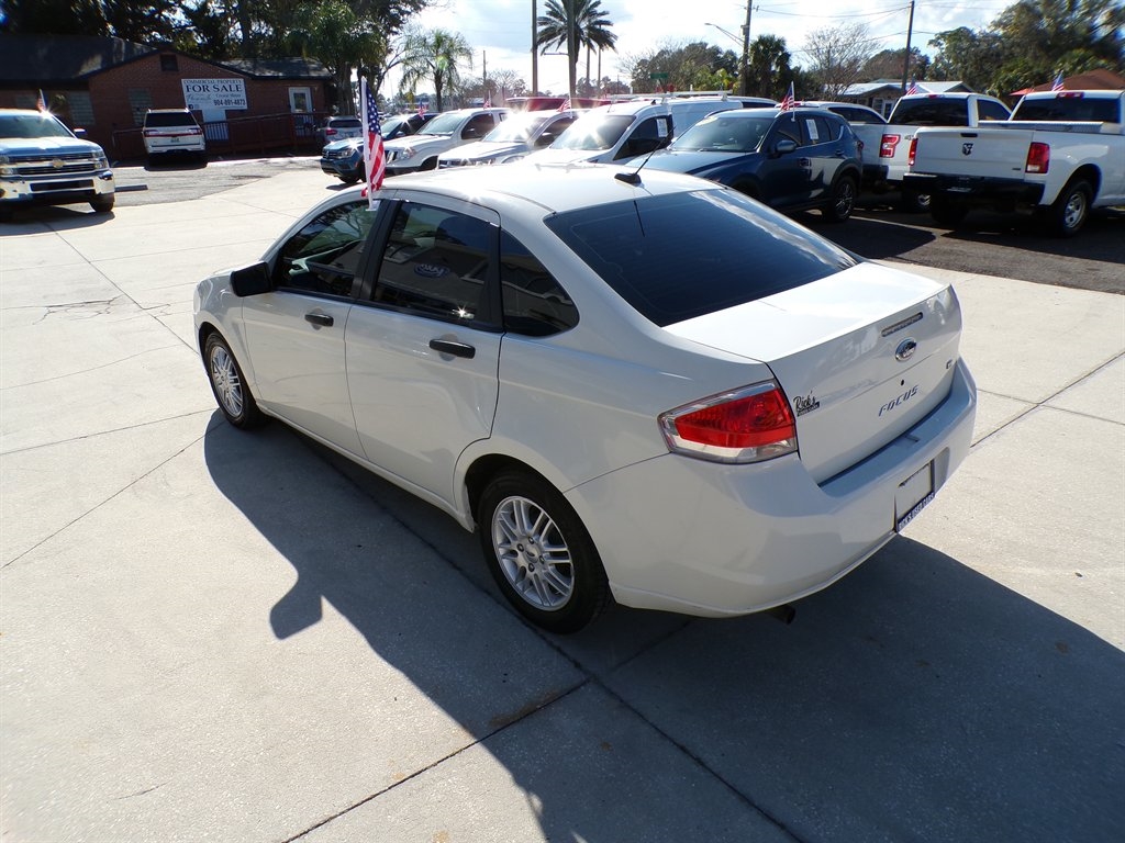 Ford Focus 4dr Sdn SE 2009