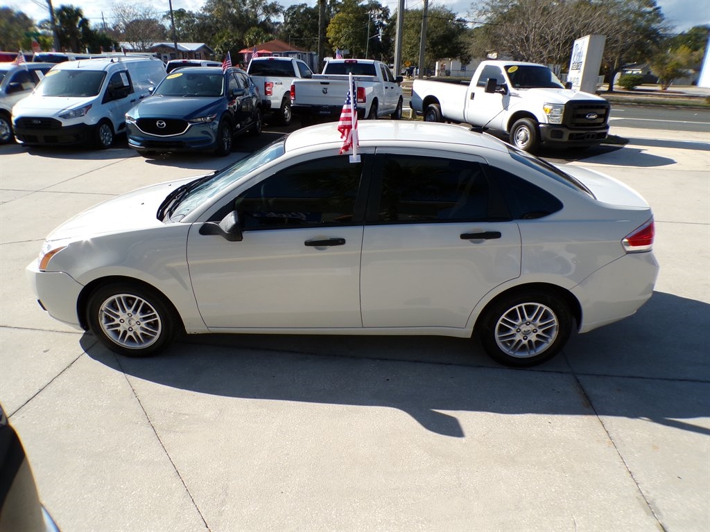 Ford Focus 4dr Sdn SE 2009