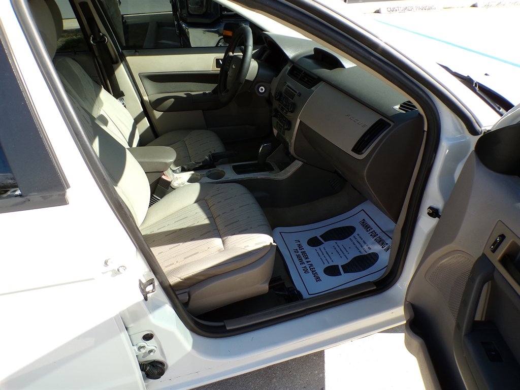 Ford Focus 4dr Sdn SE 2009