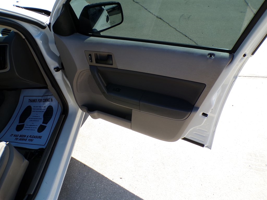 Ford Focus 4dr Sdn SE 2009