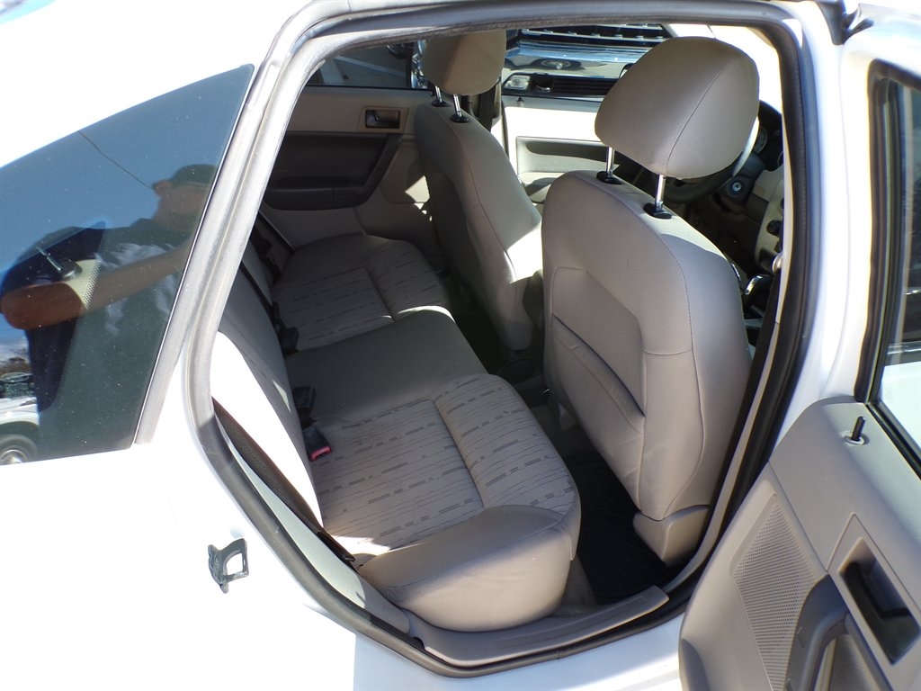 Ford Focus 4dr Sdn SE 2009