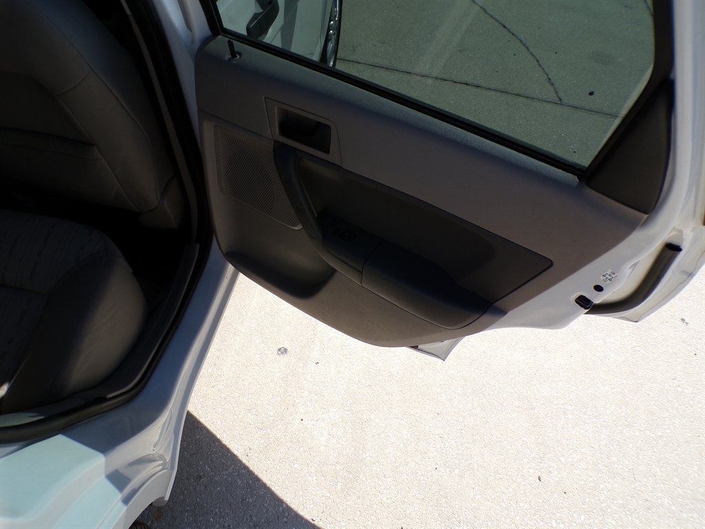 Ford Focus 4dr Sdn SE 2009