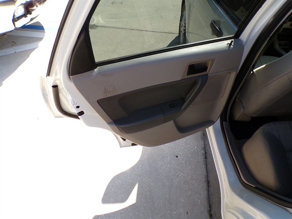 Ford Focus 4dr Sdn SE 2009