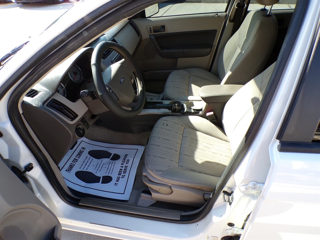 Ford Focus 4dr Sdn SE 2009