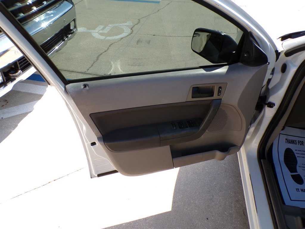 Ford Focus 4dr Sdn SE 2009