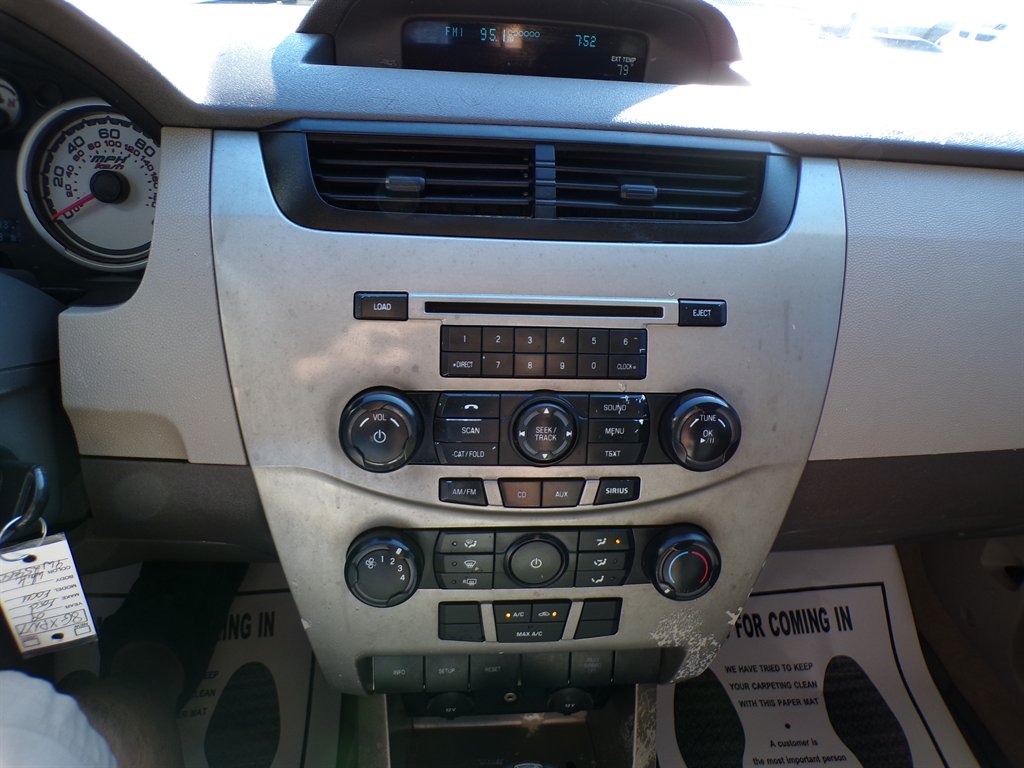 Ford Focus 4dr Sdn SE 2009