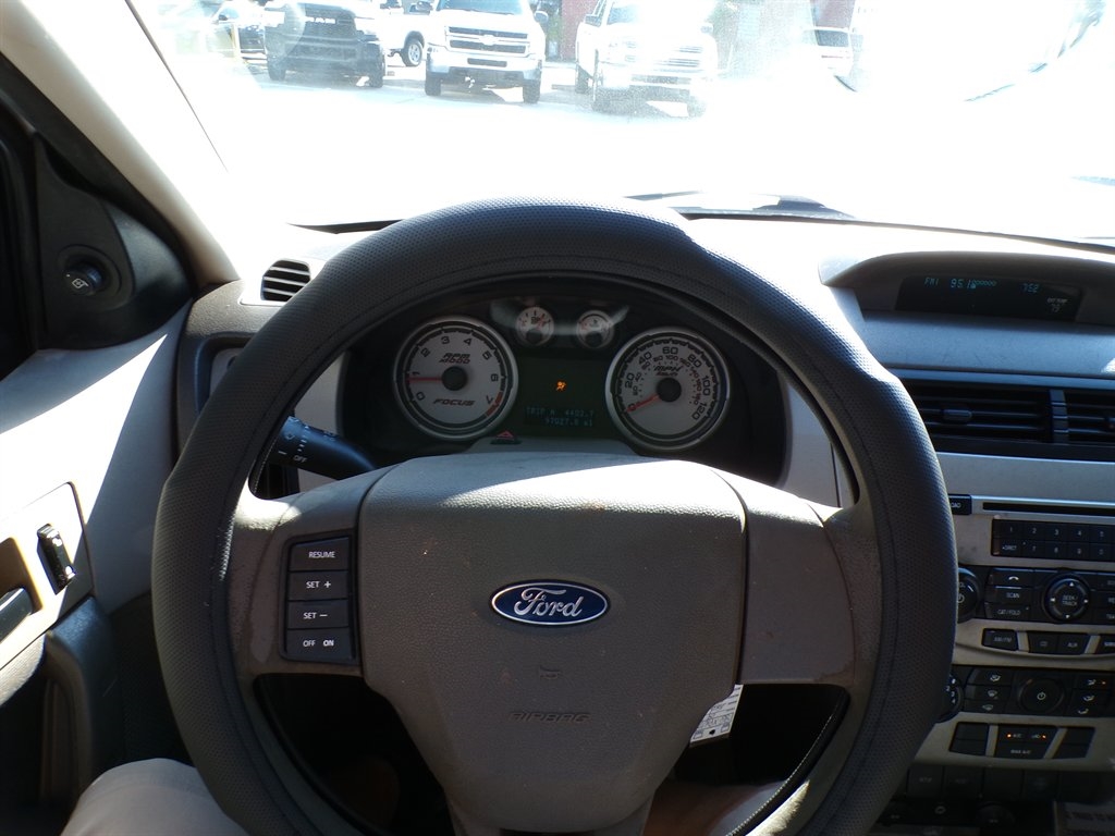 Ford Focus 4dr Sdn SE 2009