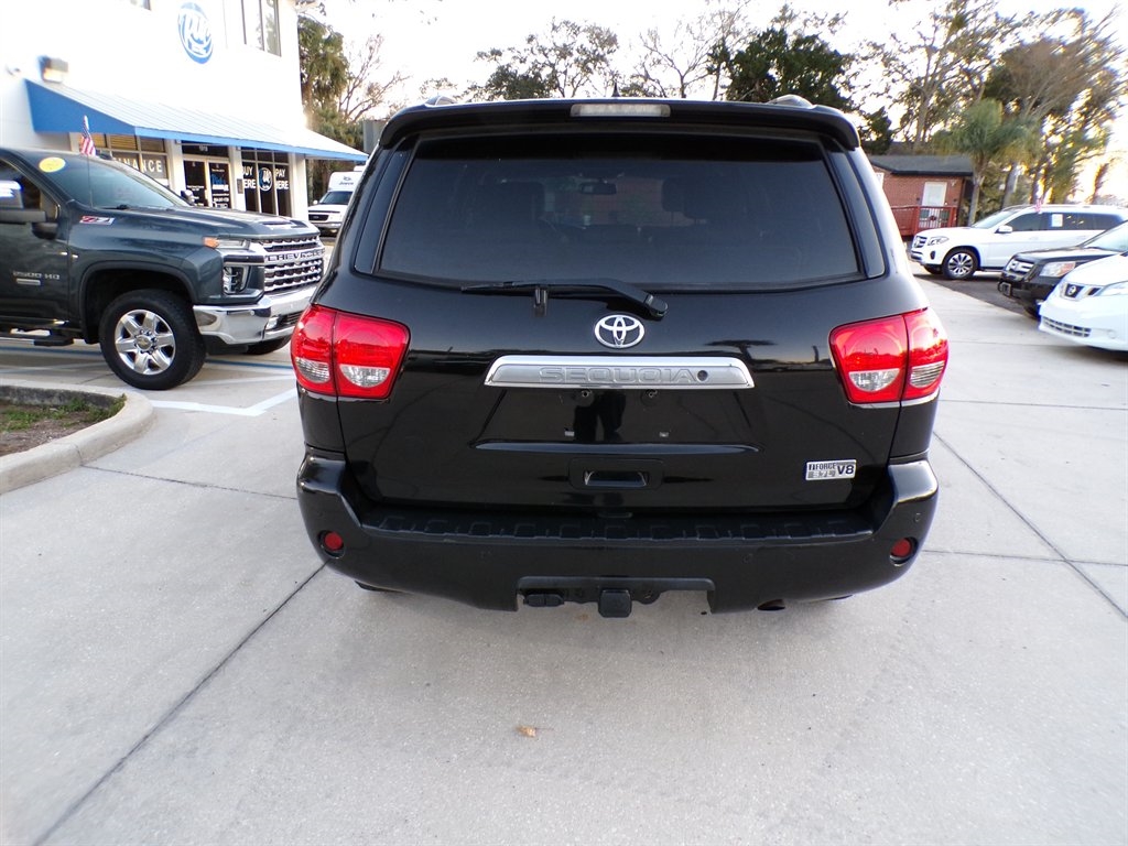 Toyota Sequoia 4WD LV8 6-Spd AT Platinum (Natl) 2011
