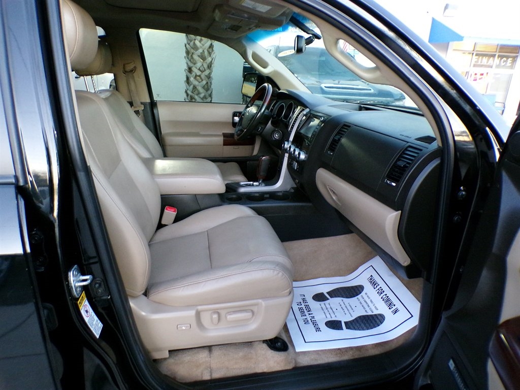 Toyota Sequoia 4WD LV8 6-Spd AT Platinum (Natl) 2011